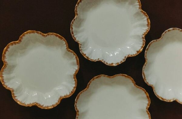 Lot de huit petites assiettes à pain en porcelaine blanche de Limoges