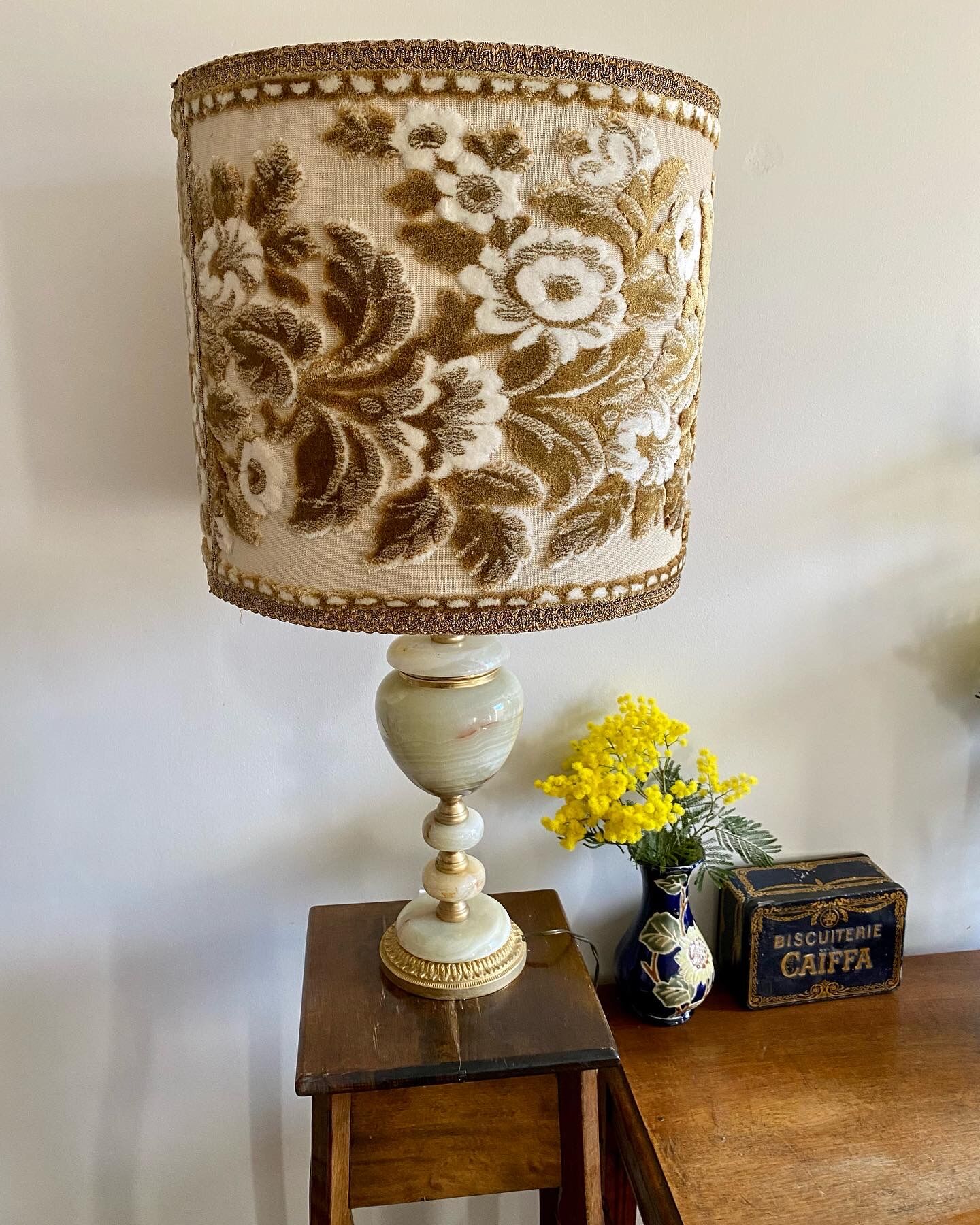 Antique table lamp in marble and tapestry