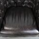 Ensemble de deux luxueux fauteuils club Chesterfield en cuir de vachette noir.