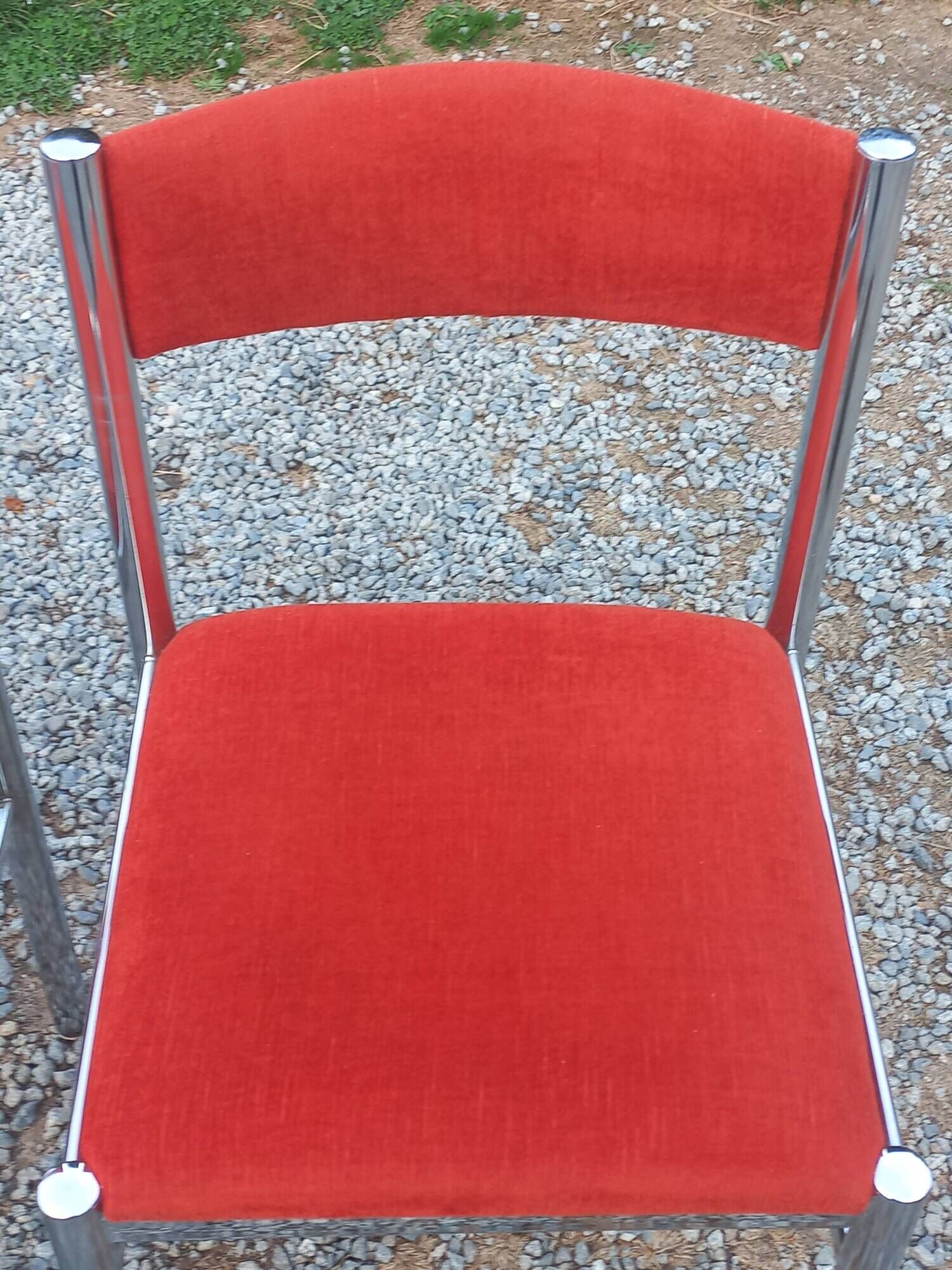 Pair of designer chairs in chrome metal and orange velvet from the 1970s.