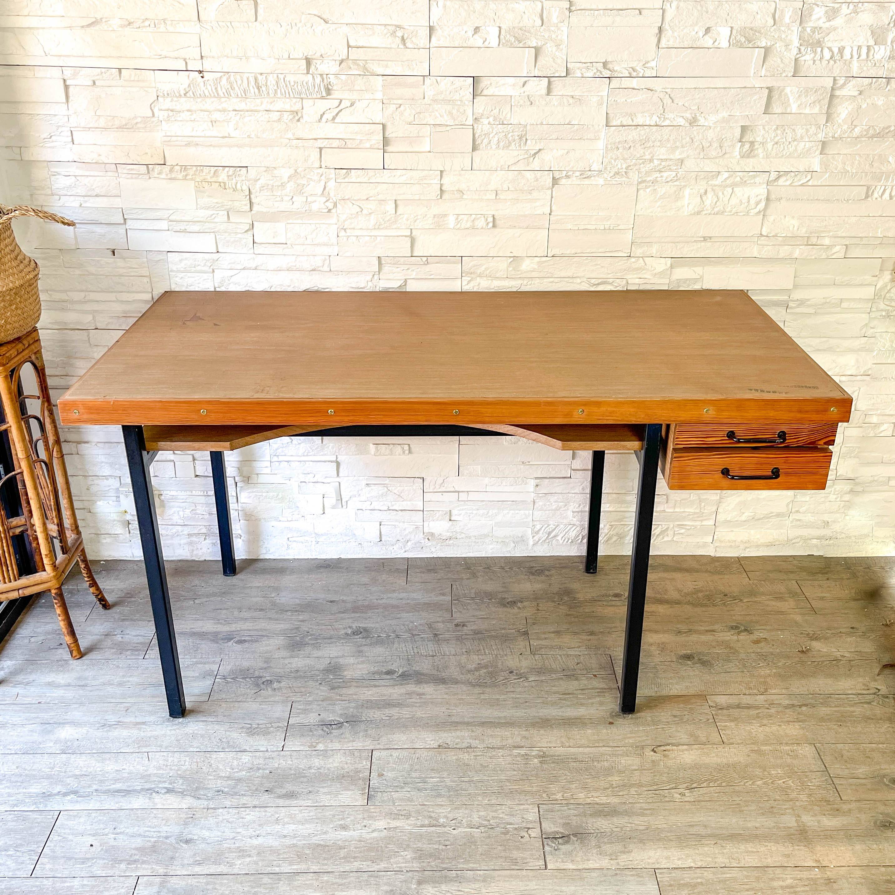 Bureau moderniste vintage 1960 en bois avec pieds en métal et 2 tiroirs