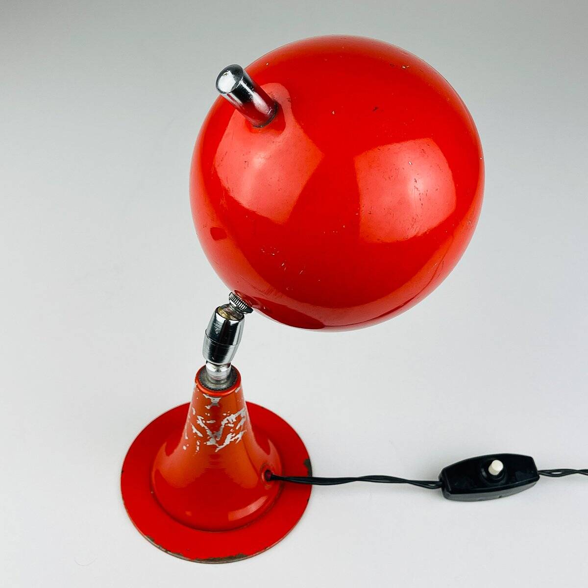 Vintage red metal Eyeball desk lamp, Italy, 1970s