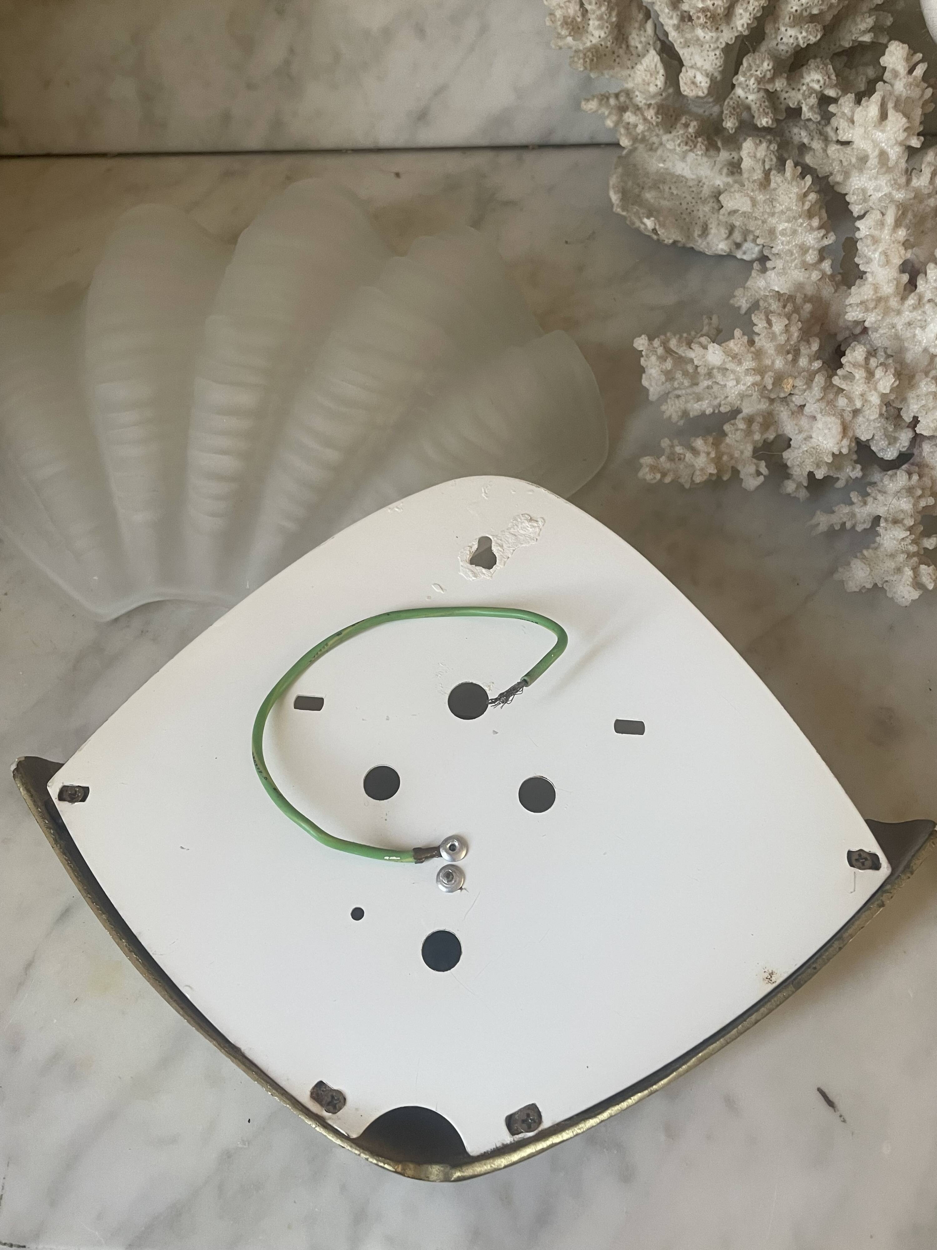 Shell-shaped wall light in Art Deco style with frosted glass and gilded bronze.