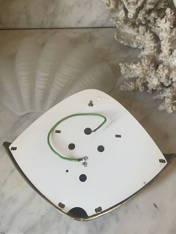 Applique coquille, bénitier de style Art déco en verre dépoli et bronze doré