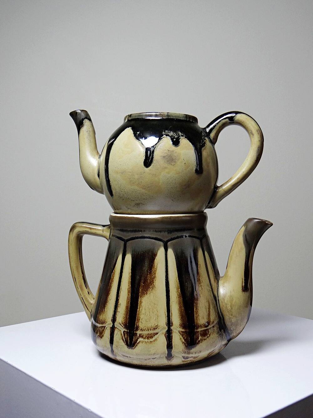 A pair of small vintage teapots in the Art Deco style reminiscent of Denbac.