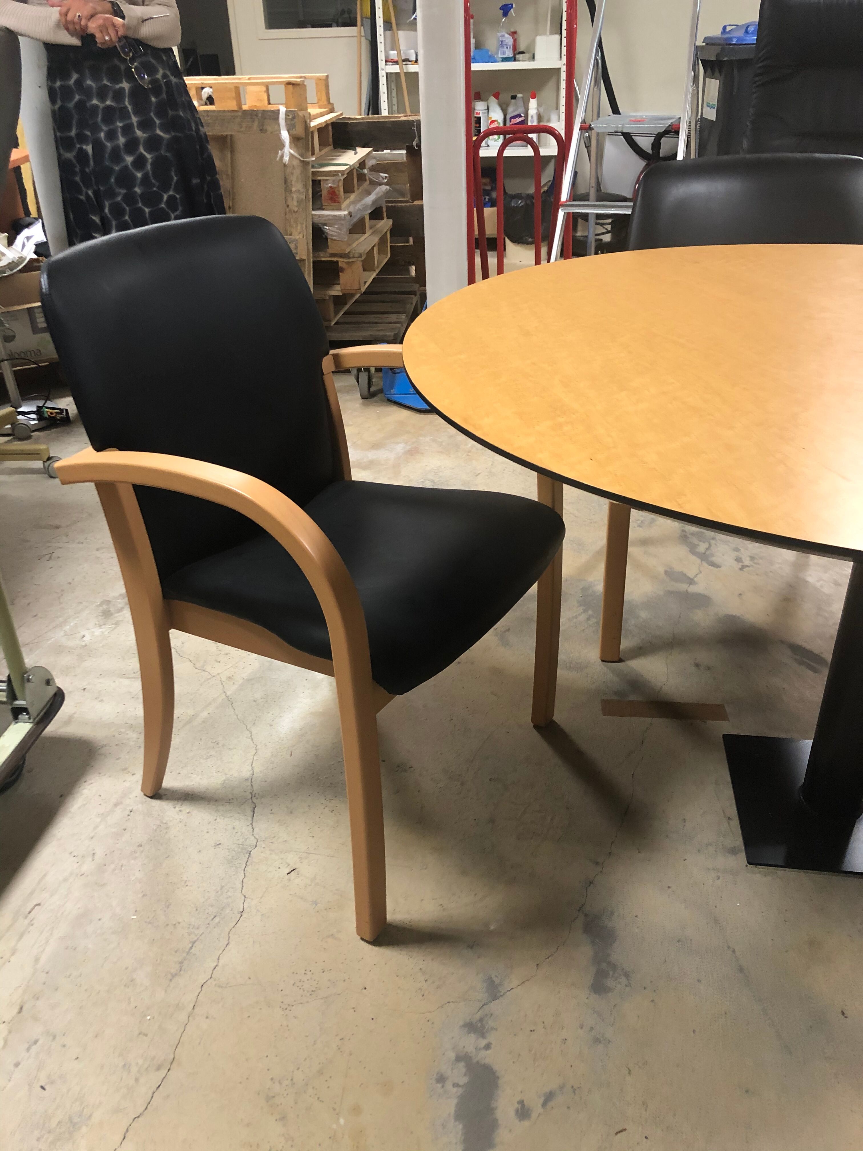 Table ronde et 4 fauteuils