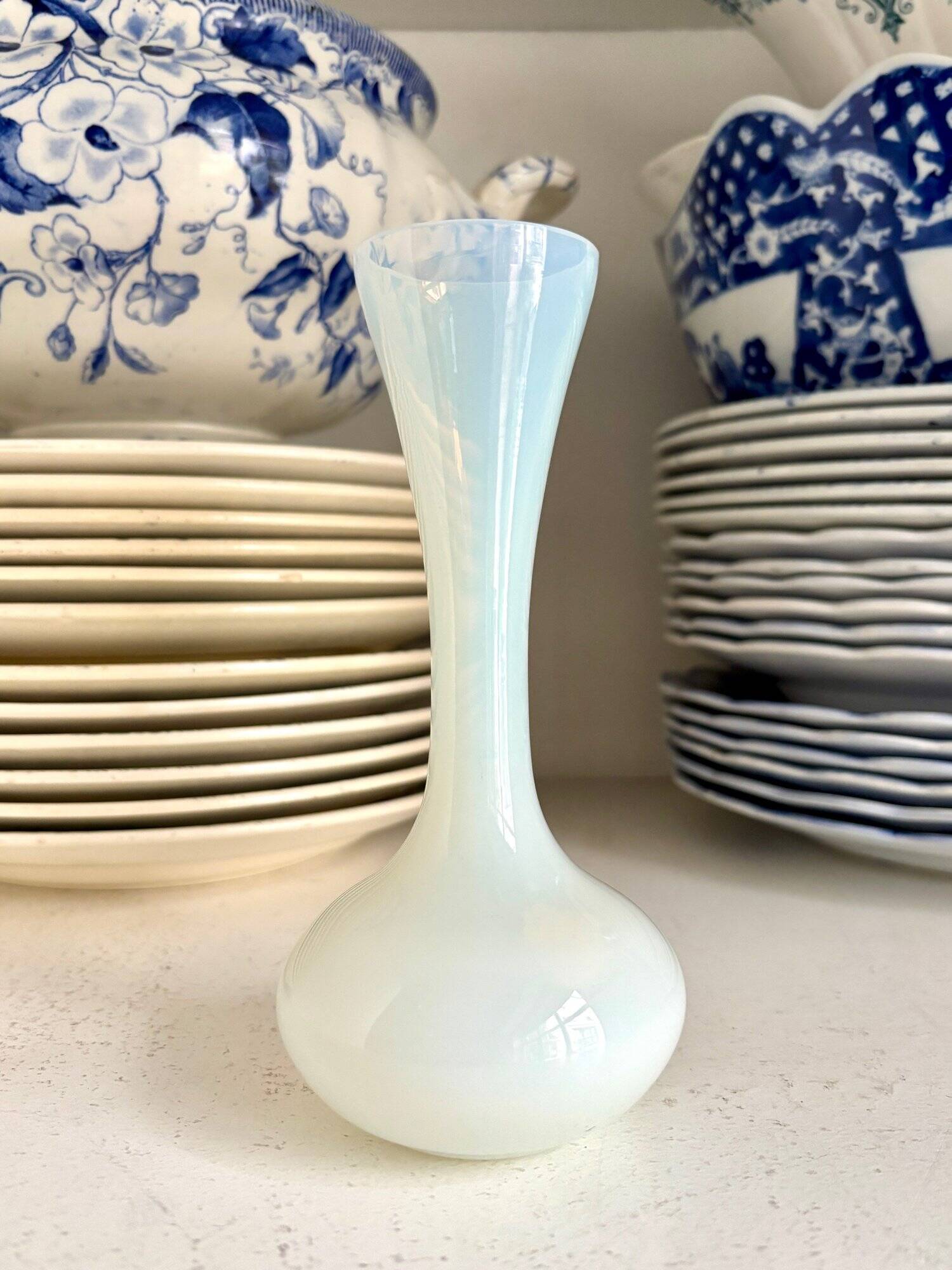 Vase, soliflore en opaline blanche
