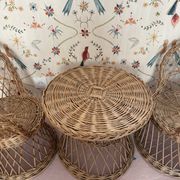 Table et deux fauteuils pour enfants en osier