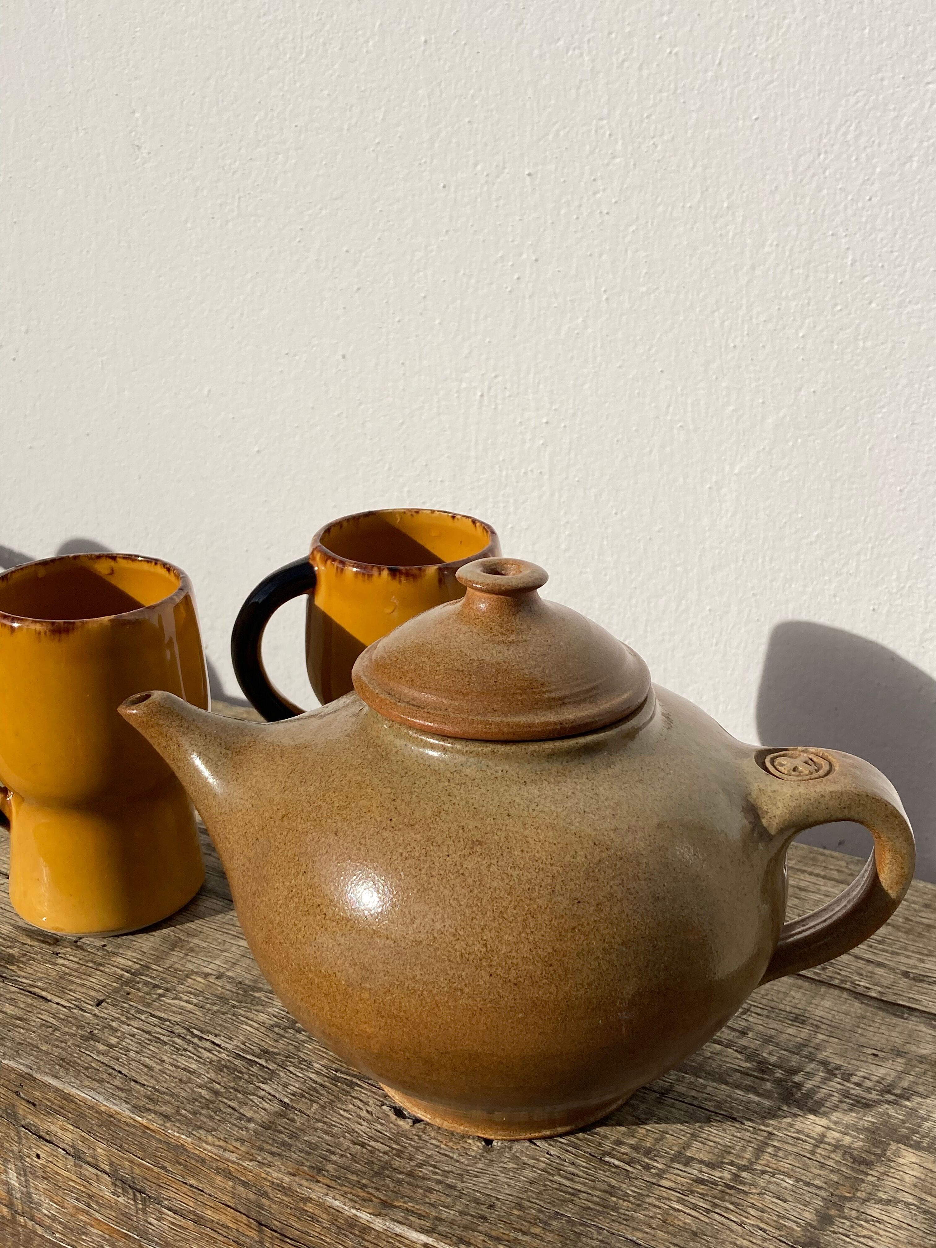Théière vintage en grès Vallauris vintage signée 1960