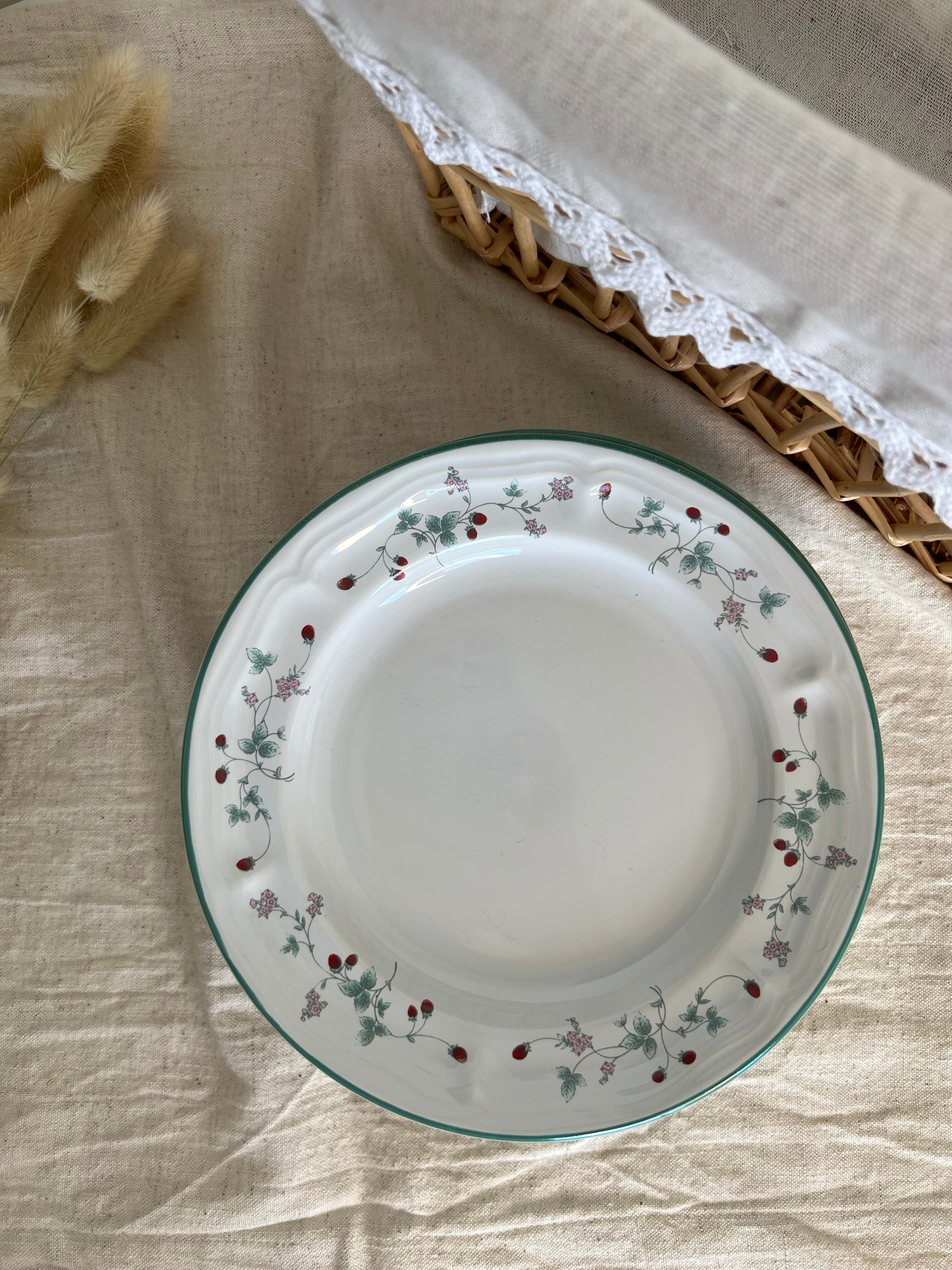 Set of 4 porcelain plates