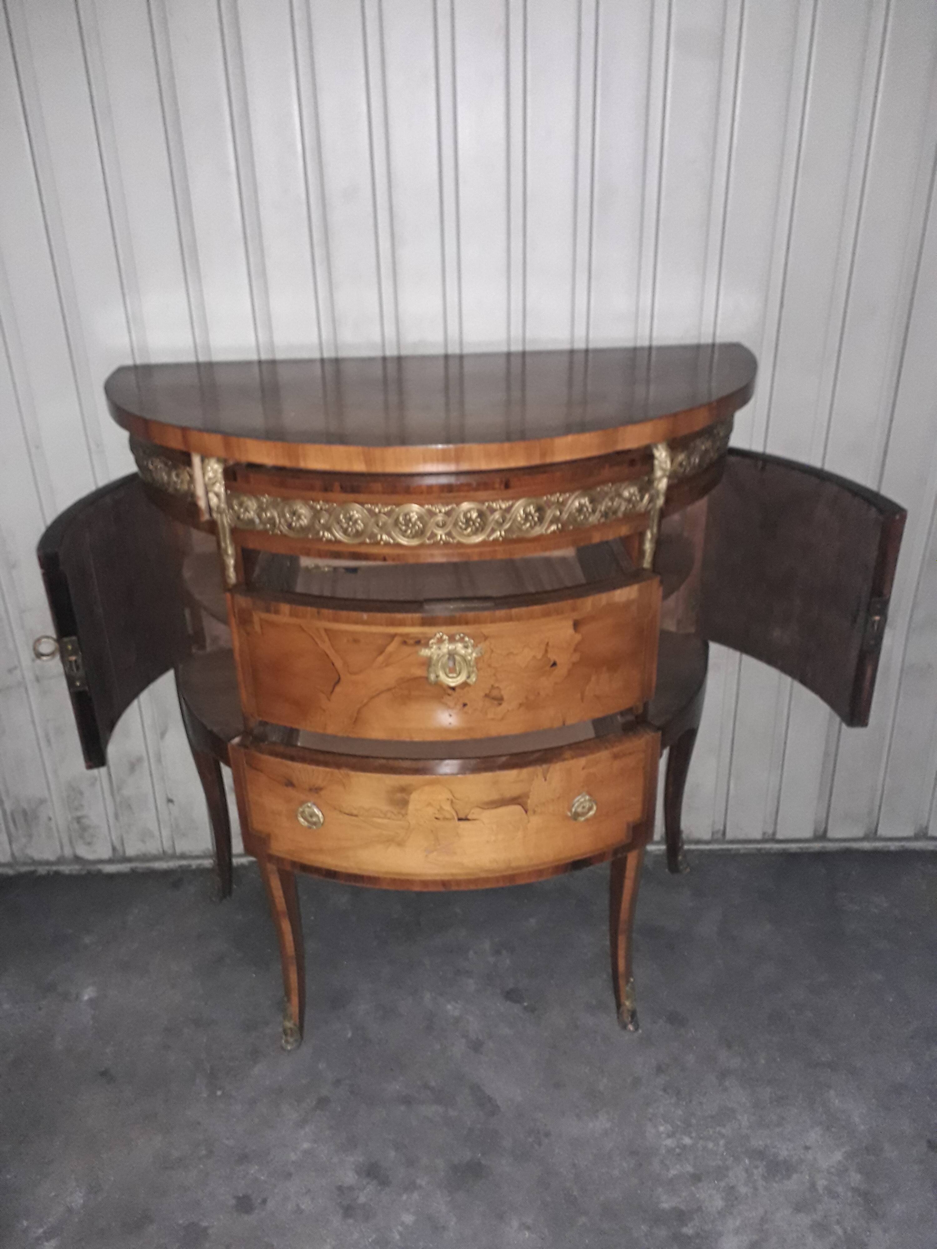 Commode demi-lune en marquetterie