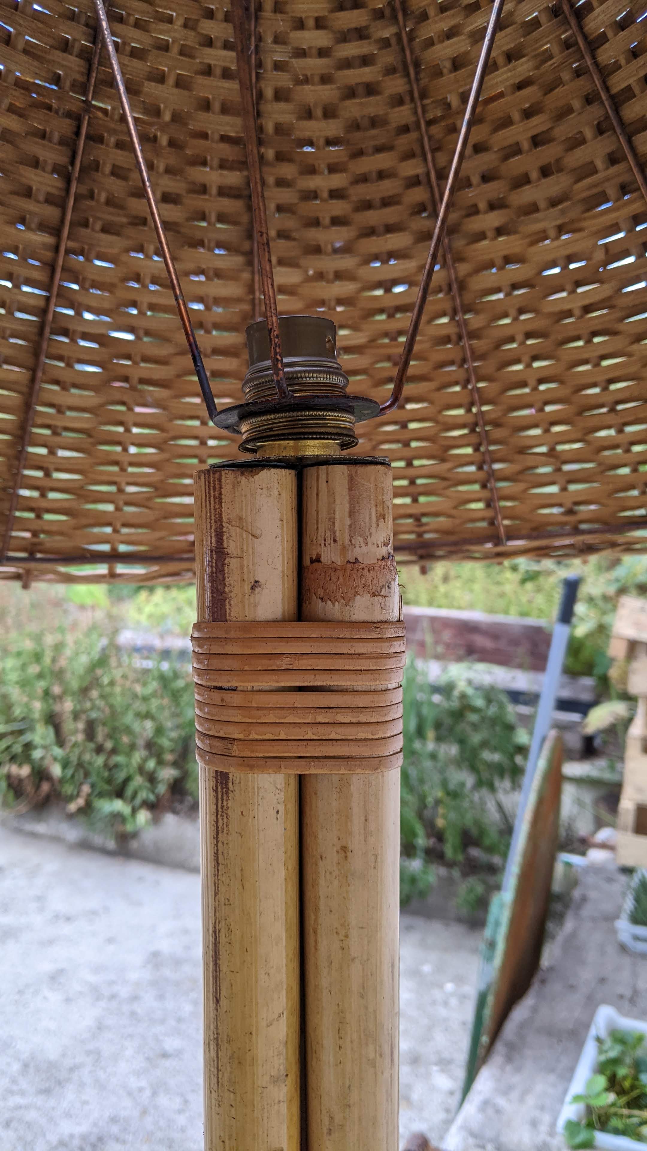 Floor lamp with vintage rattan lampshade