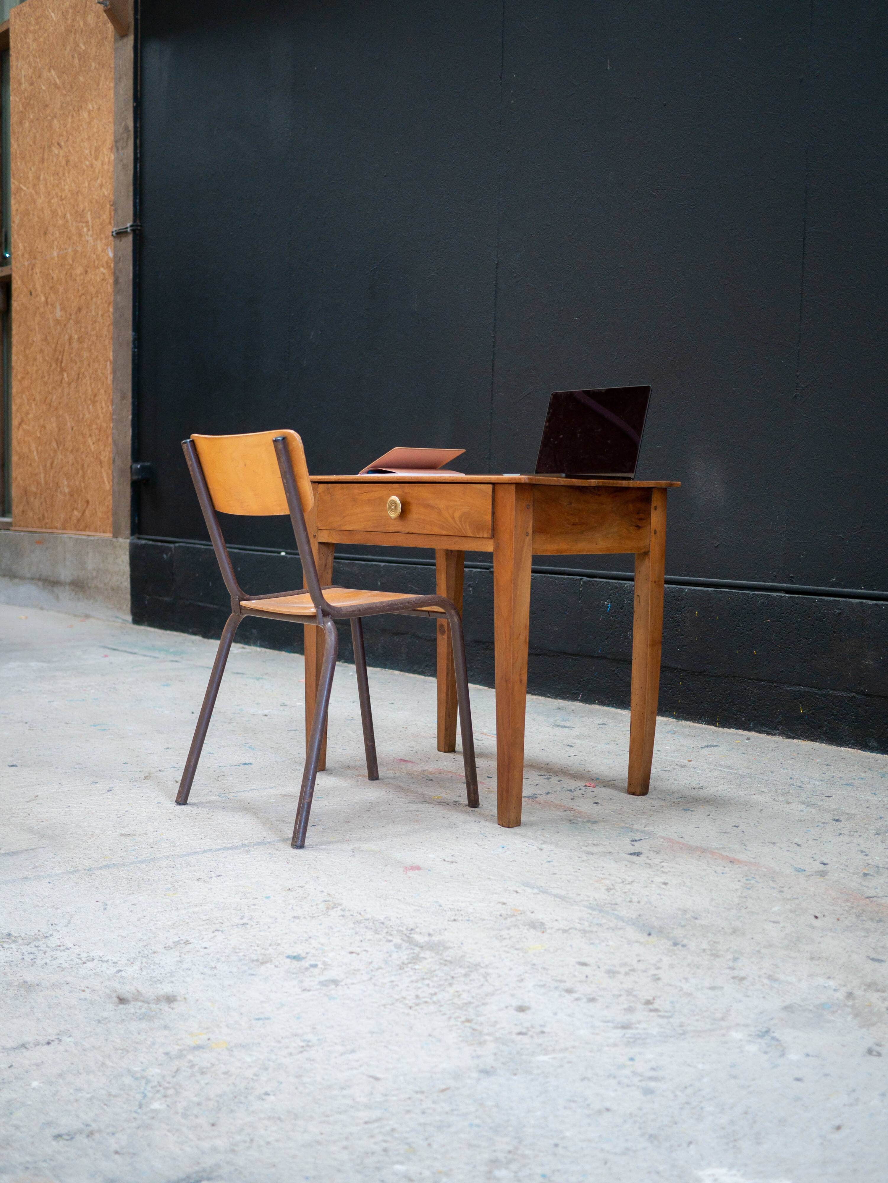 Small walnut table from the 19th century.