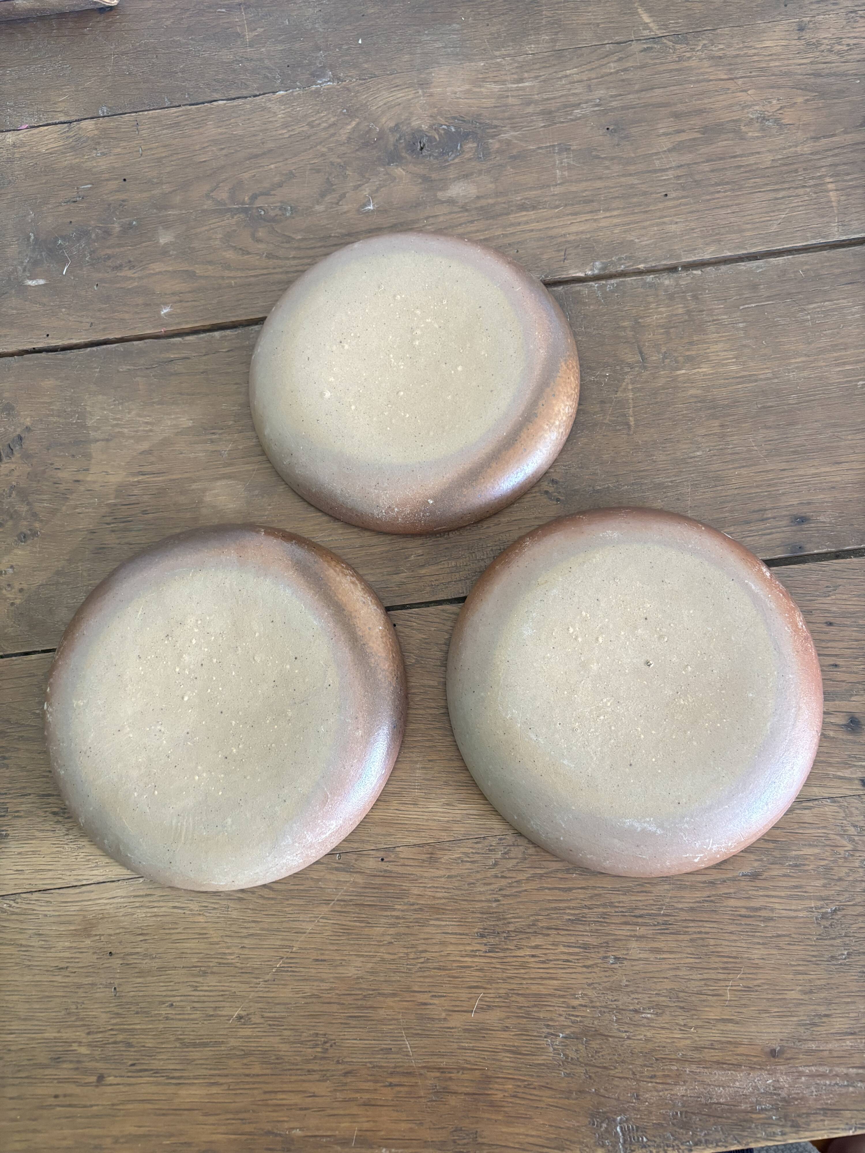 Trio d'assiettes à dessert anciennes en grès artisanal émaillé