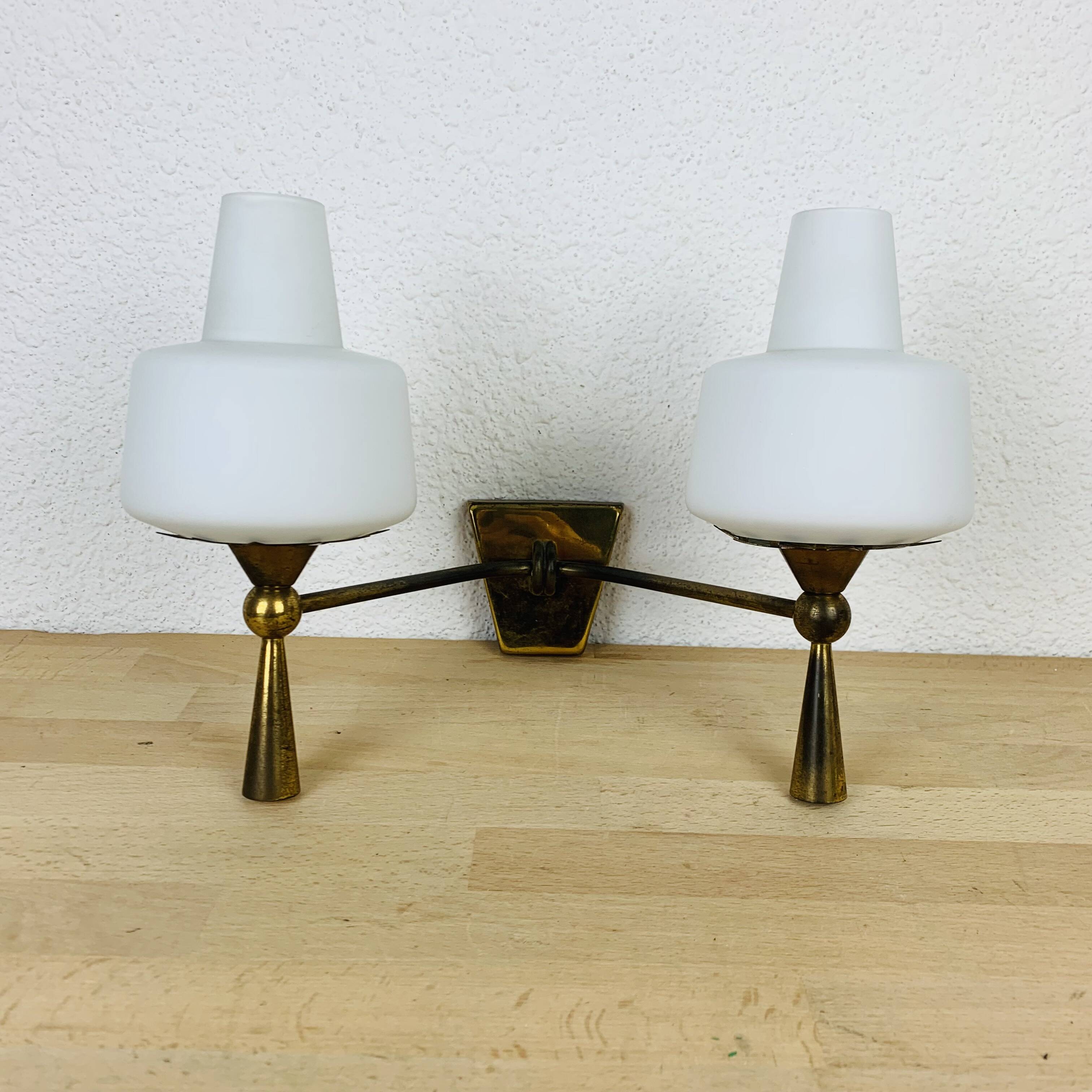 Double opaline and brass wall light from the 50s, lunel, arlus