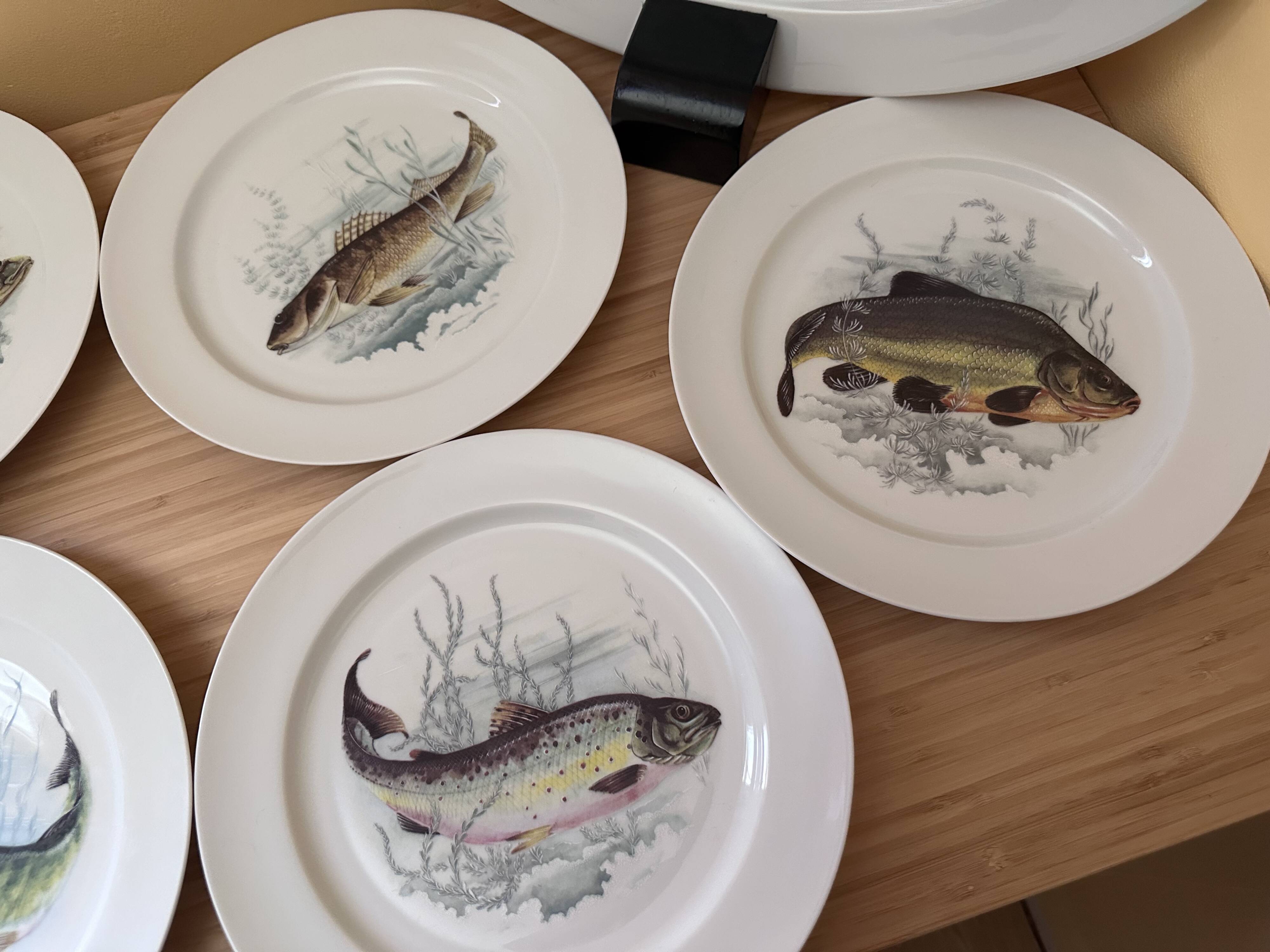 Fish service 7 pieces - 6 plates and 1 large dish - in porcelain from L.