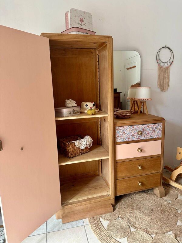Armoire asymétrique fleurie, chêne naturel & rose poudré