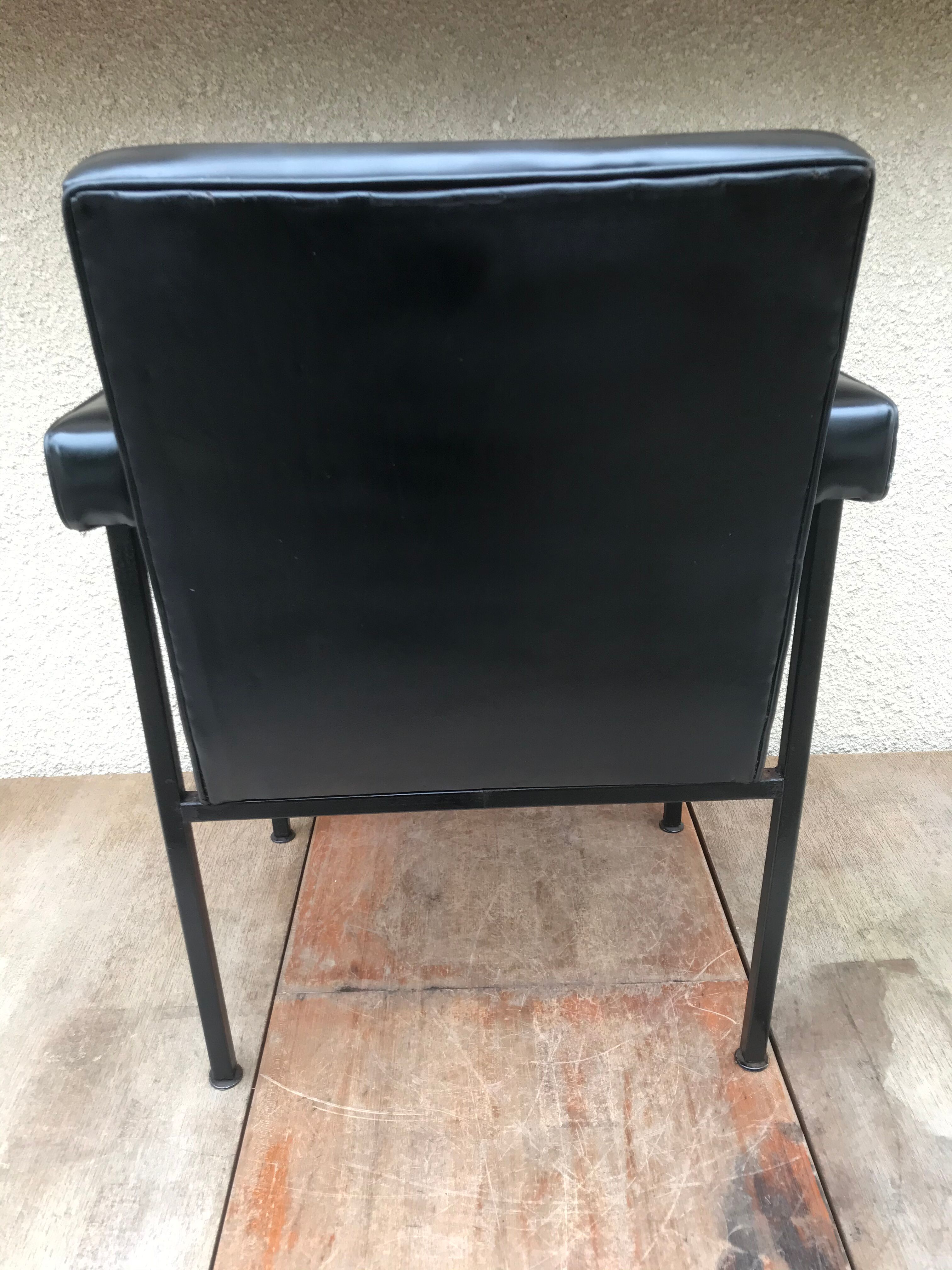 Ancien fauteuil structure métal noir et skaï noir