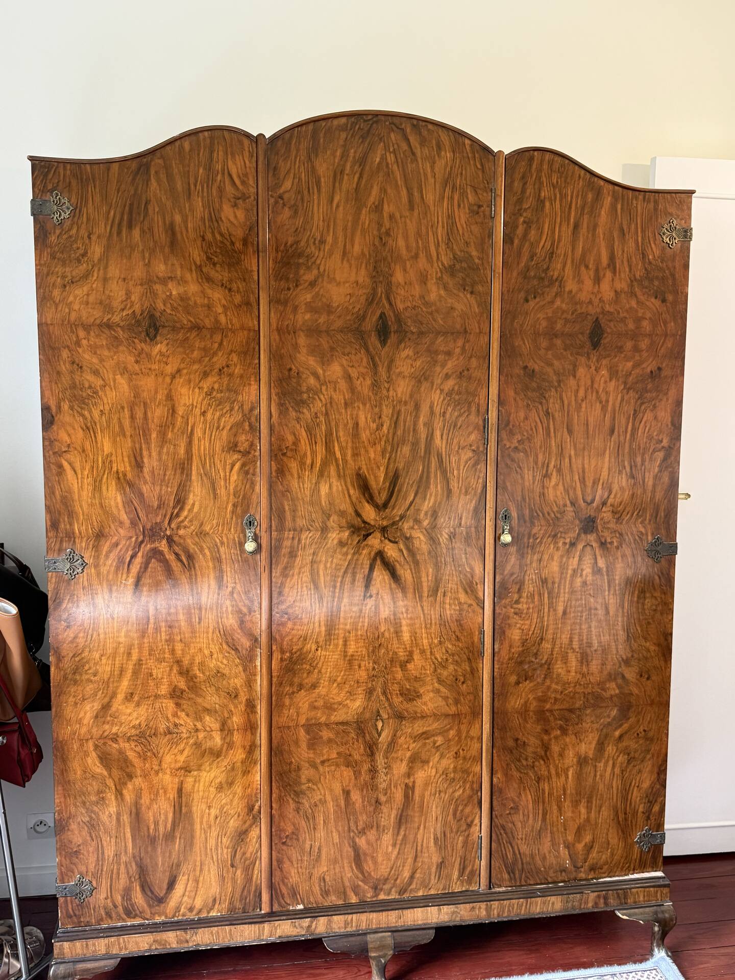 English-style wardrobe and its chest of drawers in walnut burl.