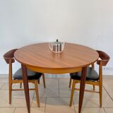 Extendable teak round table