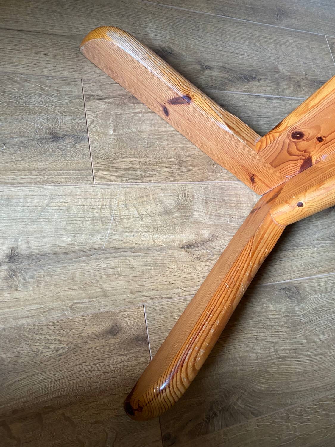 Round solid pine dining table with 2 extensions