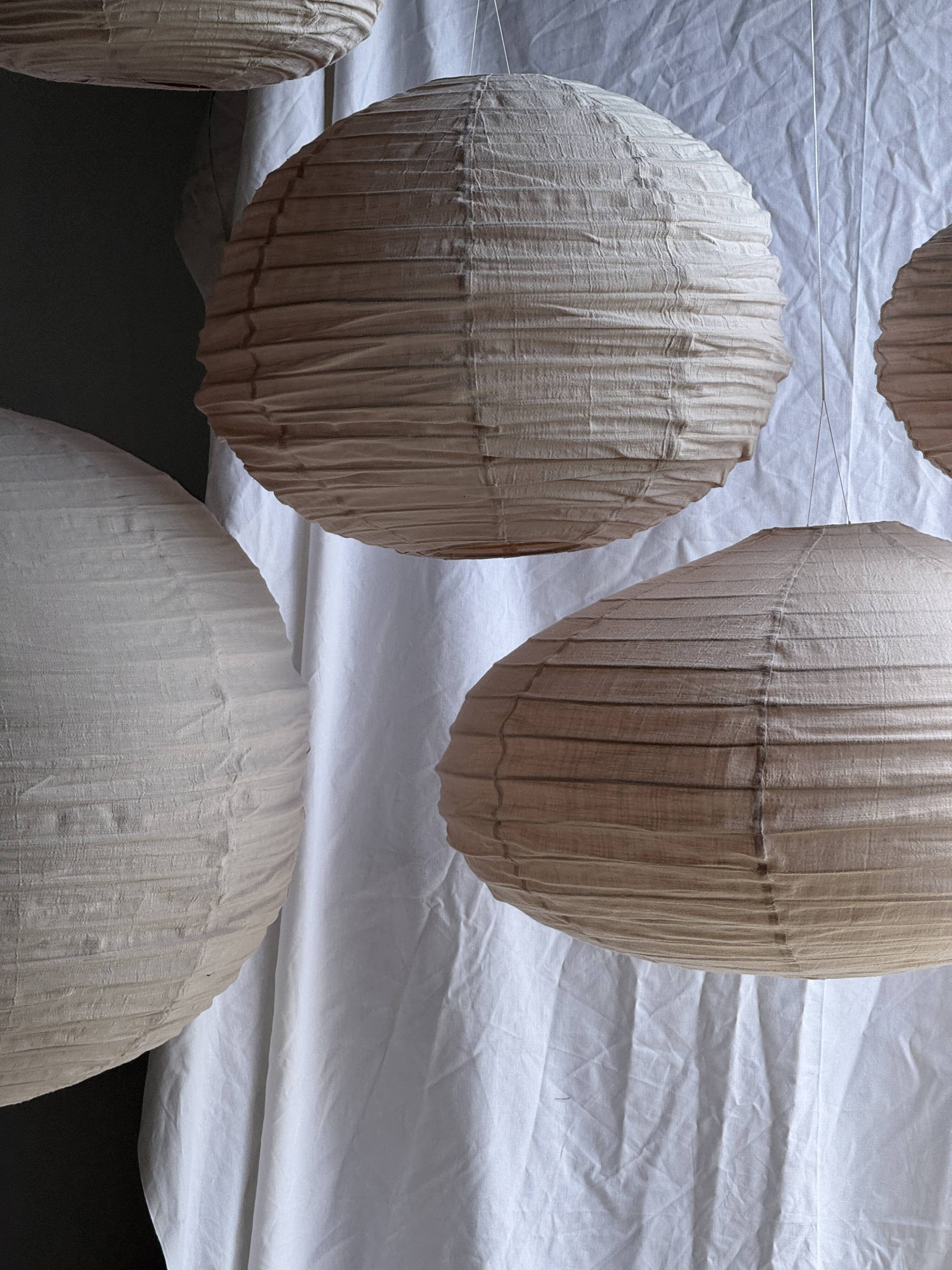 Average suspension in rattan and natural linen, round Japanese style, pink D40.