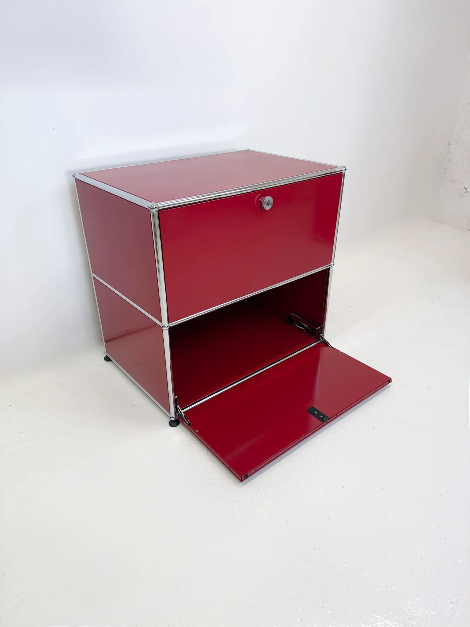 USM Haller "Ruby Red" – storage unit (as new condition)