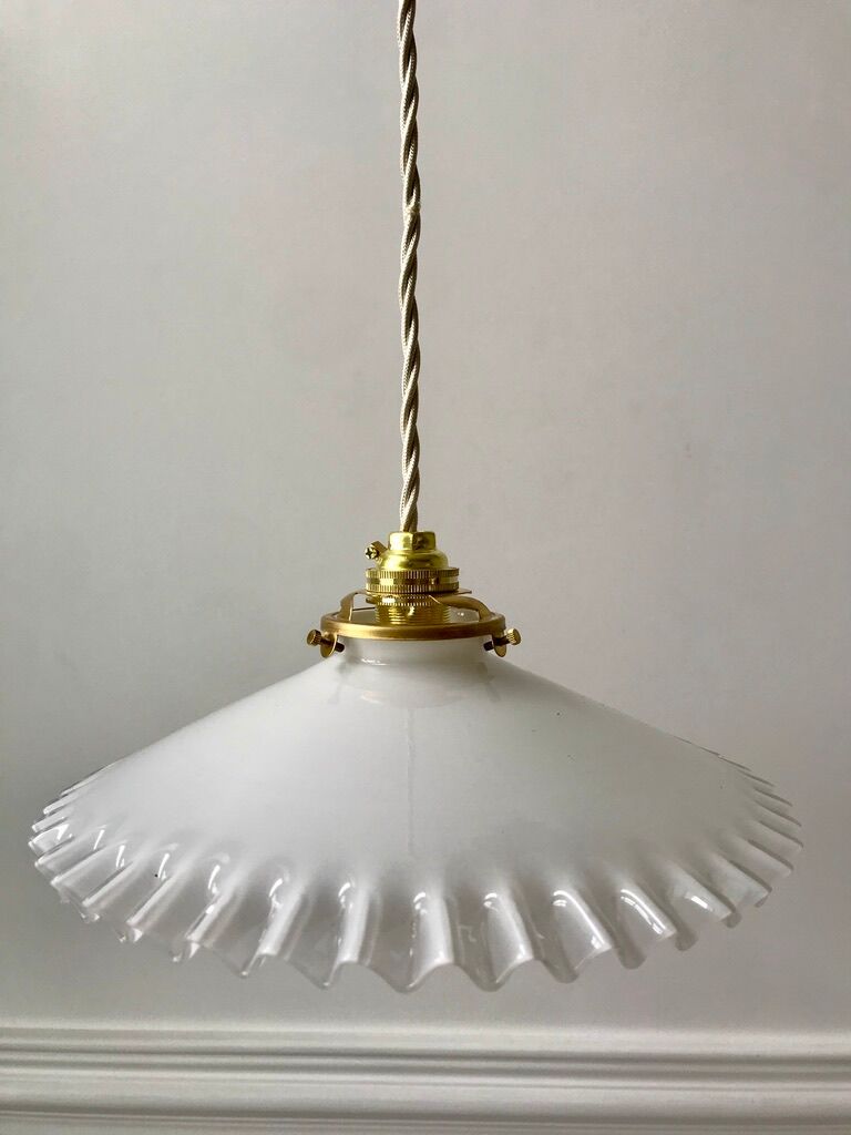 Suspension en opaline dentelée début XXème
