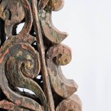 Indonesian construction element in carved wood with intertwined plant motifs mounted on a base (fri