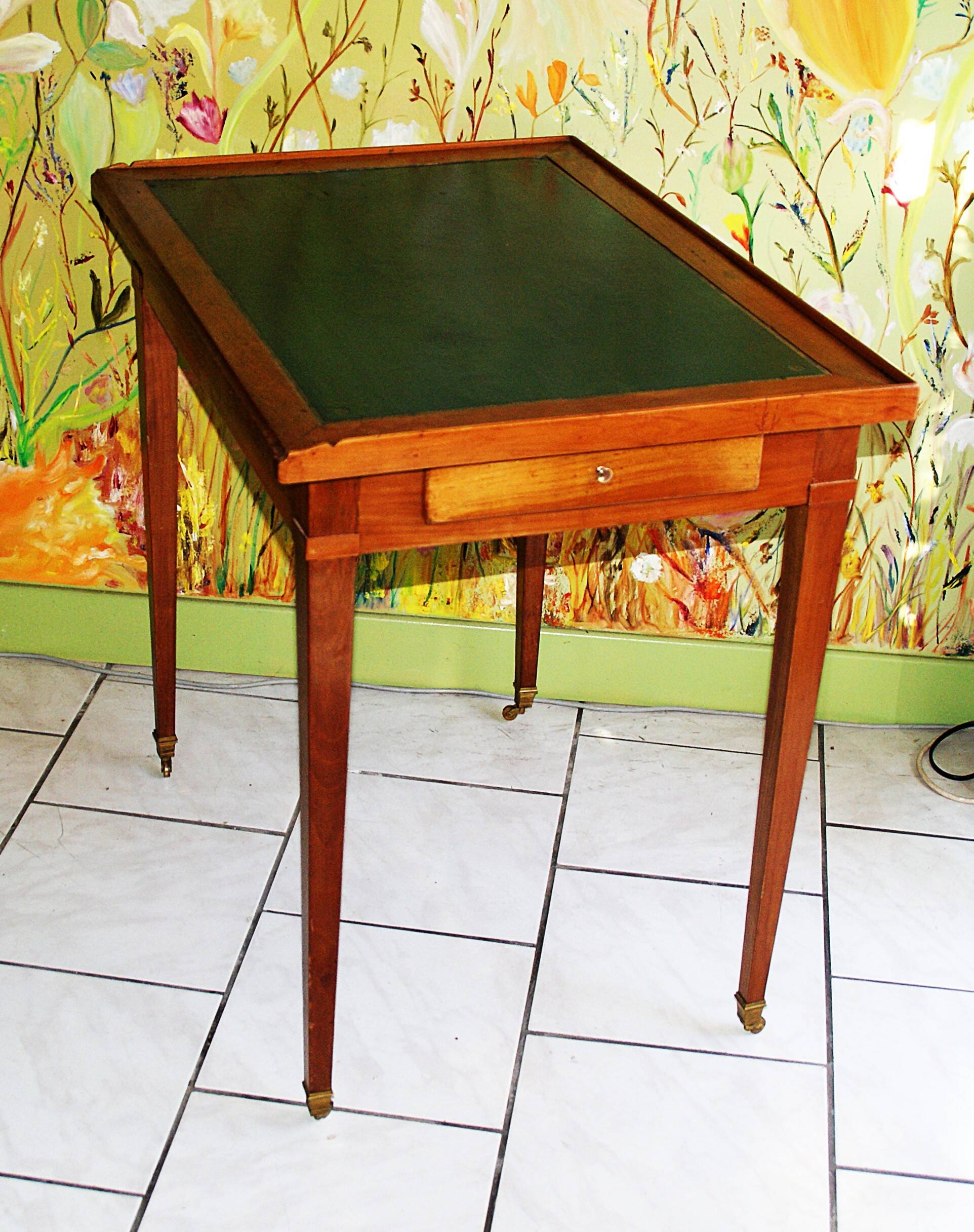 Small writing table Louis XVI