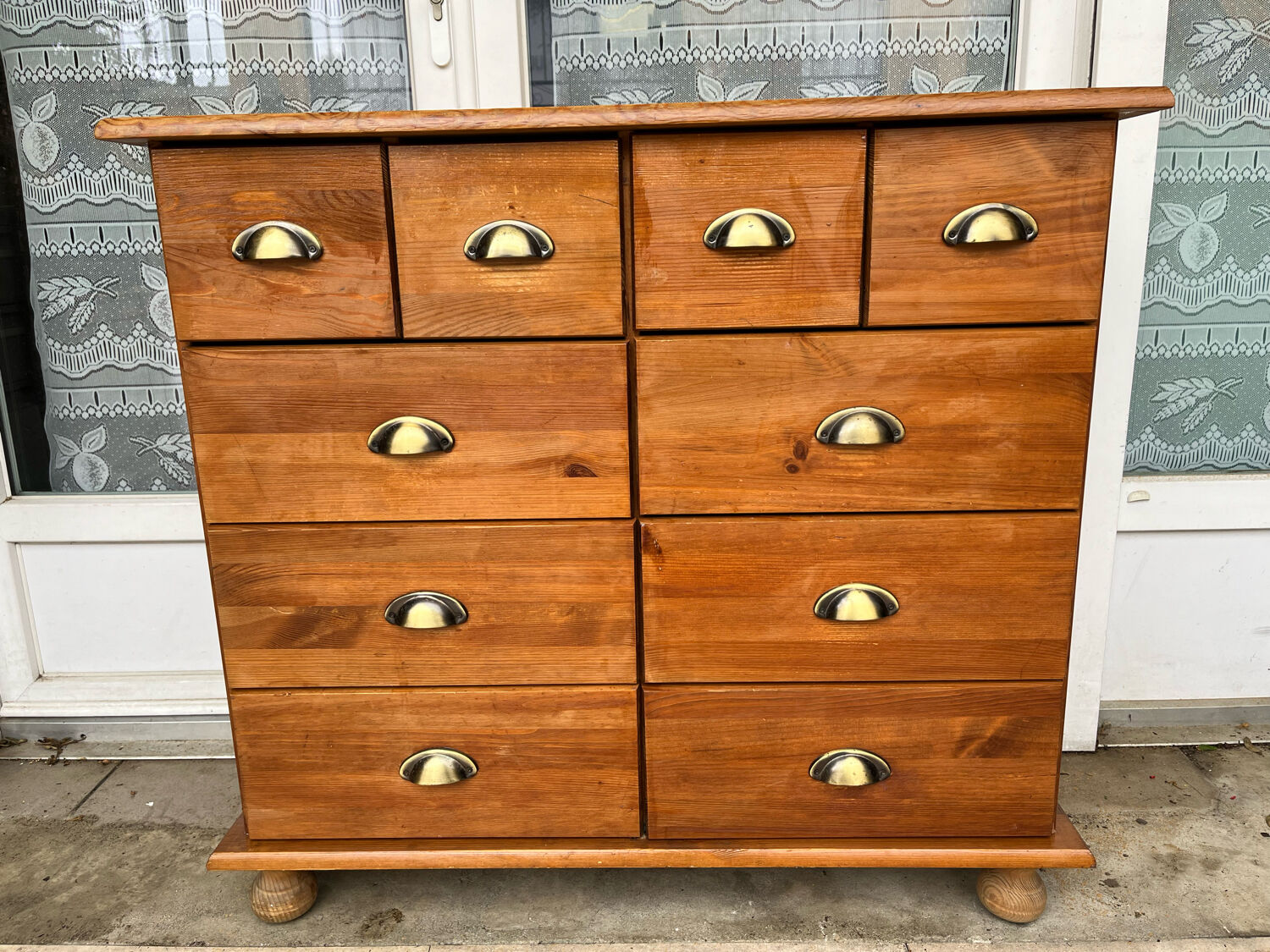 Storage cabinet with drawers
