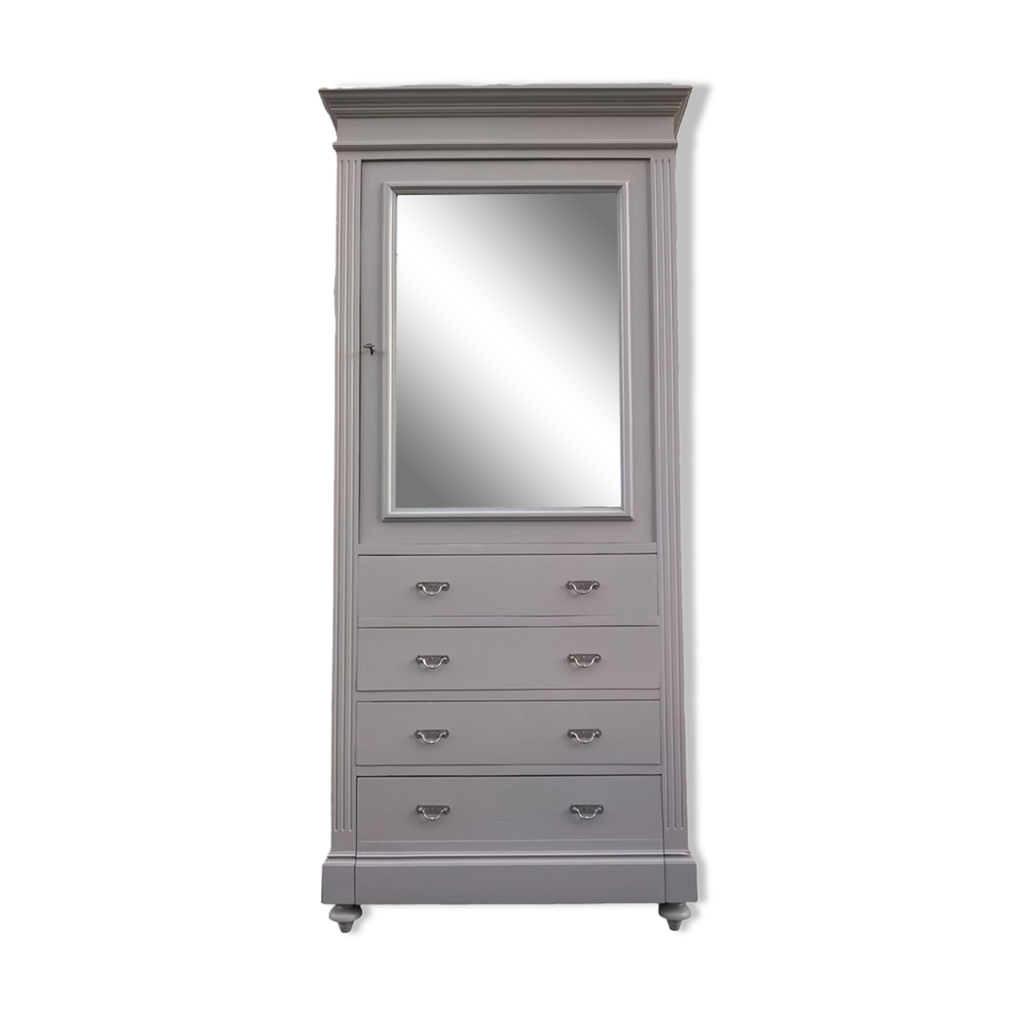 Parisian hotel wardrobe from the 1930s