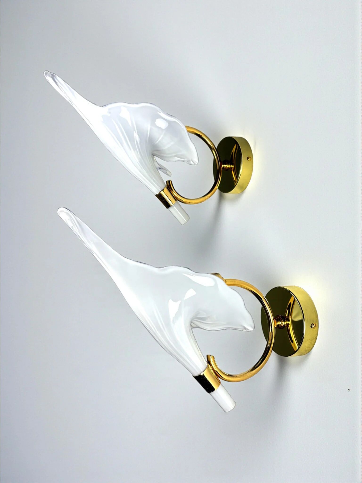 Pair of "Calla Lily" leaf-shaped wall sconces, Murano glass & gilt brass, Italy 1970s