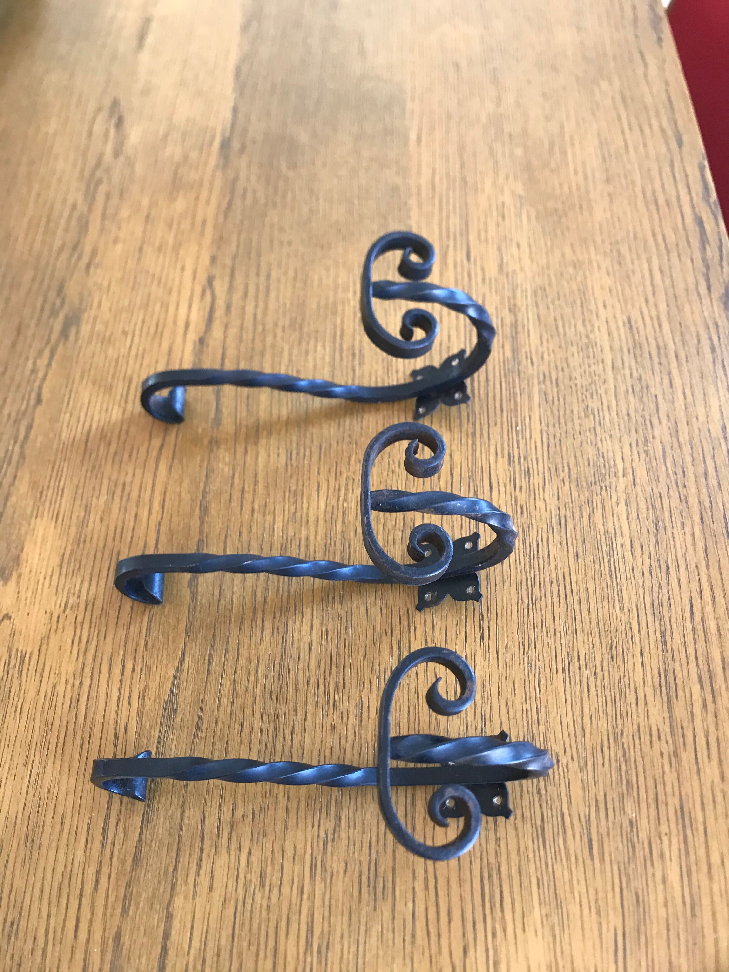 3 patères en fer forgé