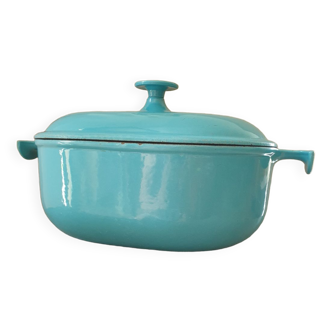 Cocotte in enamelled oval cast iron the crucible made in France blue color