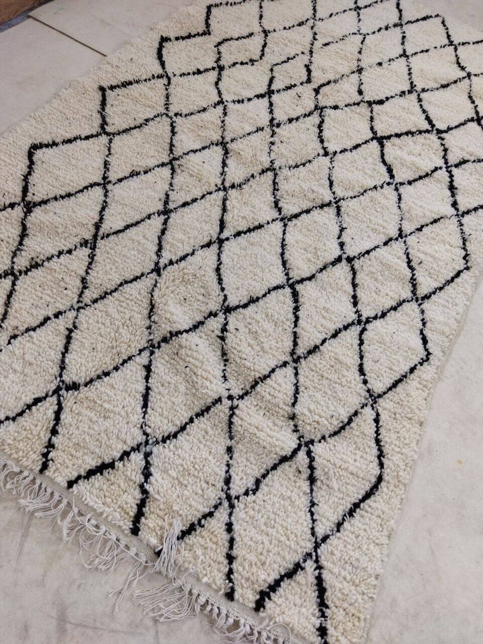 Handmade moroccan berber rug 255 x 150 cm
