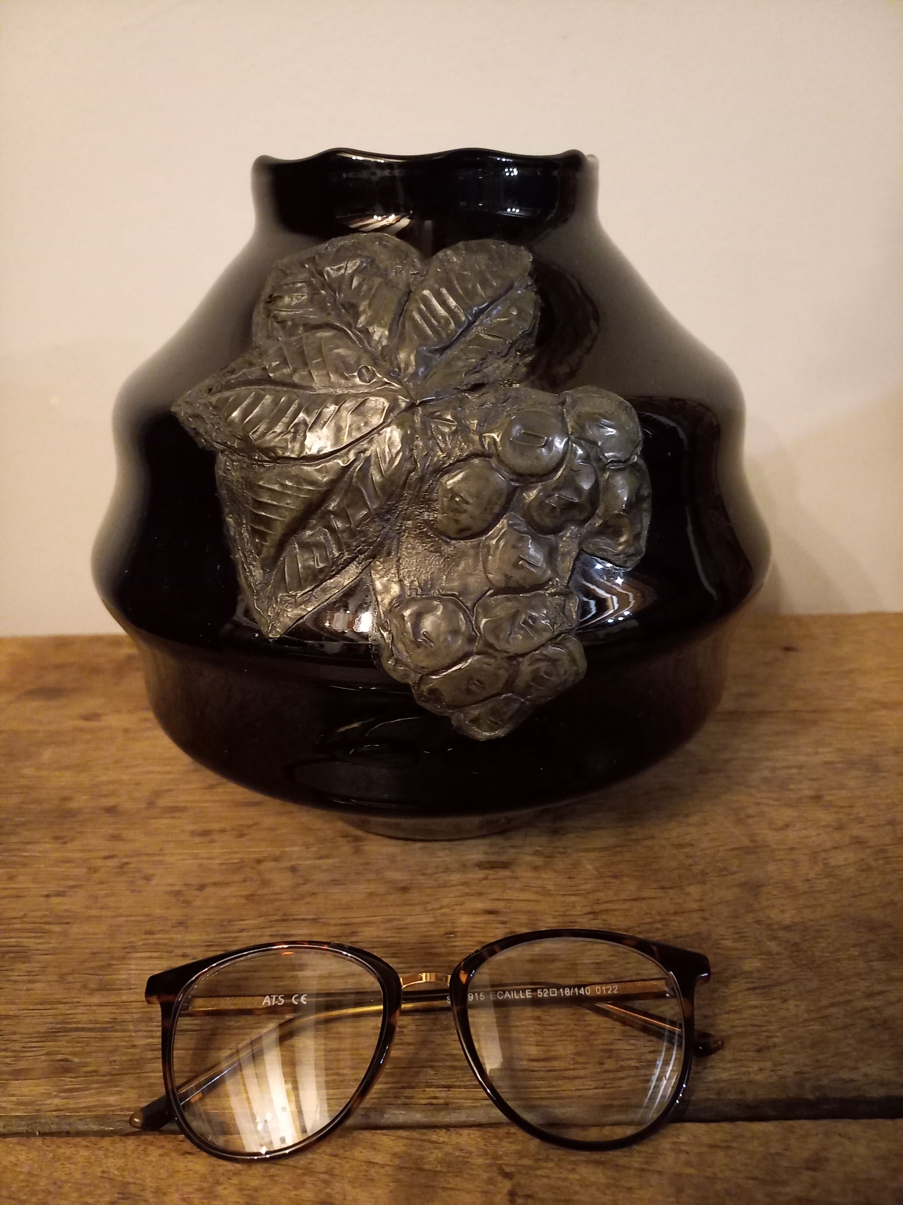 Vase art déco en verre hyalite lithyaline noir et étain 1920