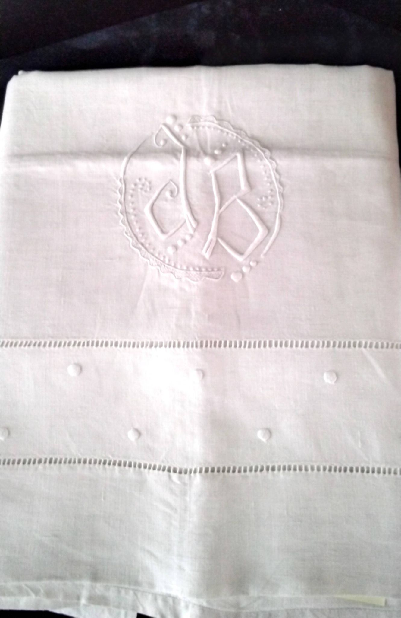Drap ancien en lin monogrammé JB  Brodé de pois et jours échelles en retour