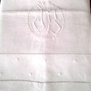 Drap ancien en lin monogrammé JB  Brodé de pois et jours échelles en retour