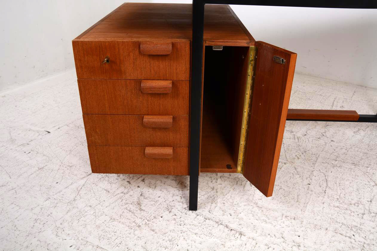 Bureau des années 50 en teck et métal.
