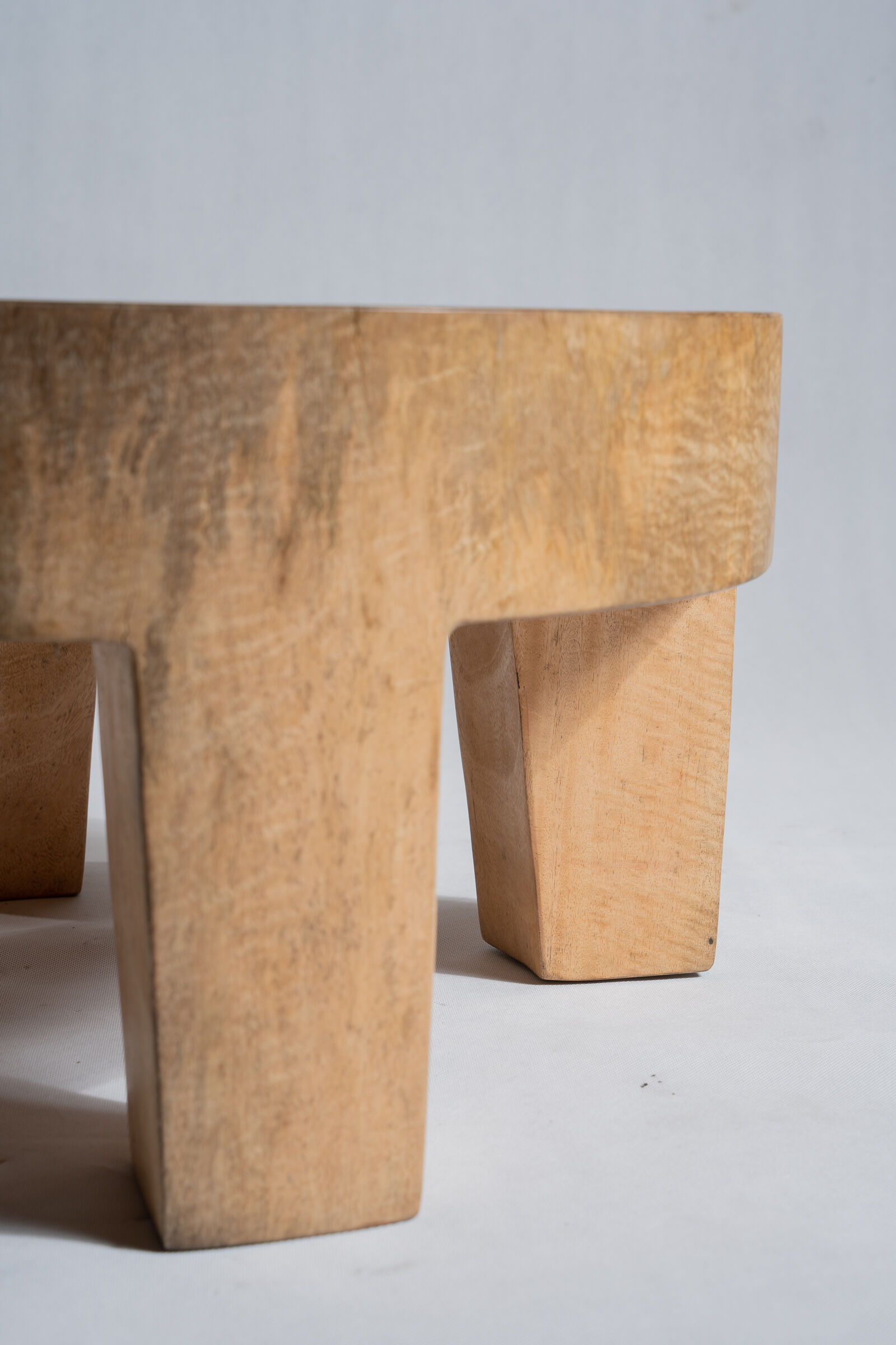 Quadripod coffee table in solid wood monoxyl natural color (dark)