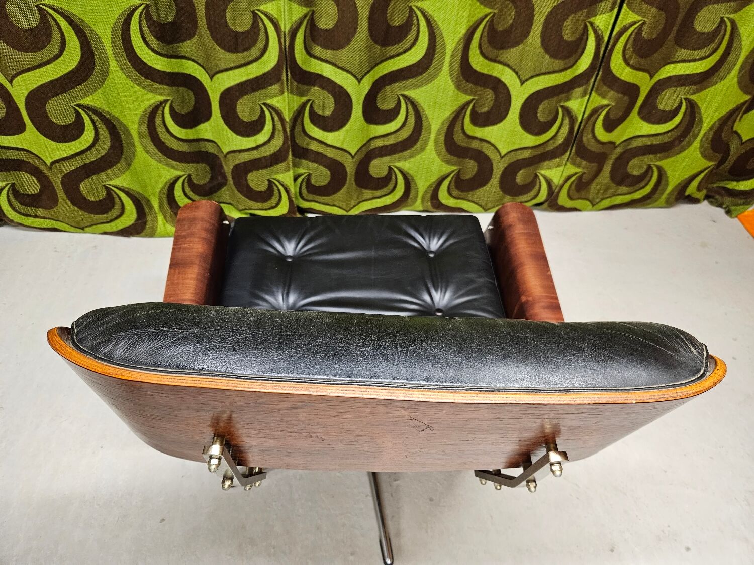 Fauteuil lounge cuir noir 1970 vintage