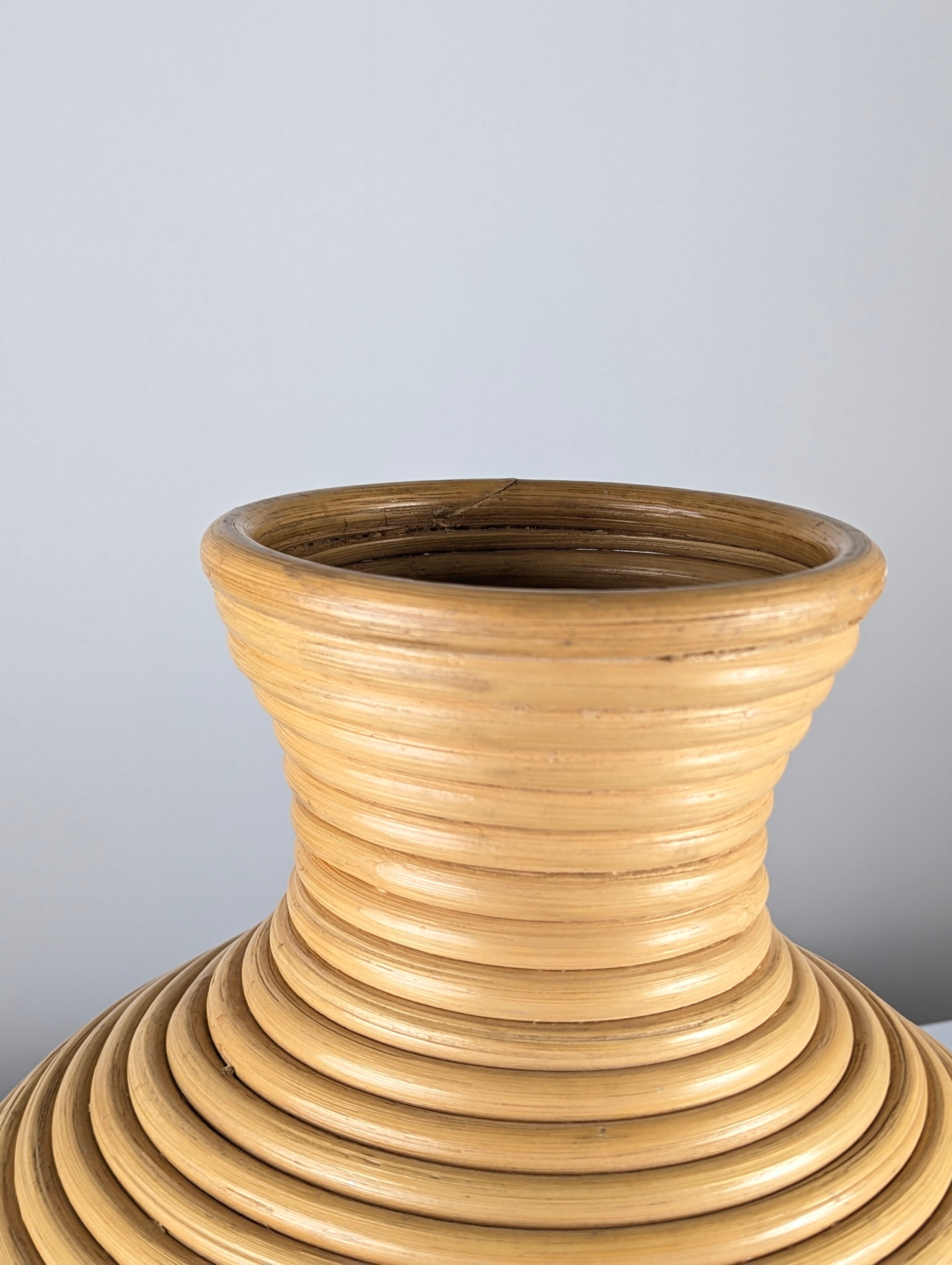 Grand vase de sol en rotin tressé, années 1970