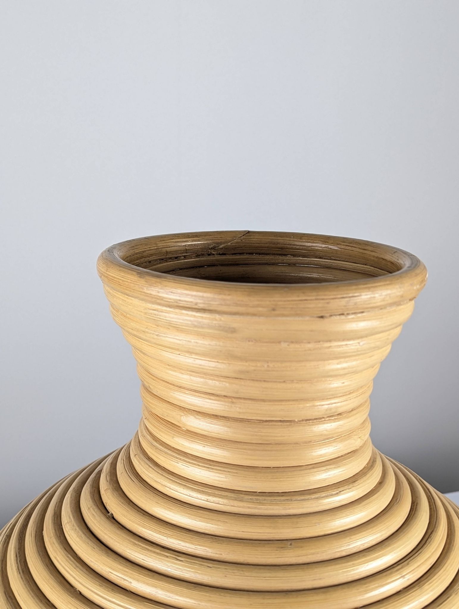 Grand vase de sol en rotin tressé, années 1970