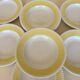 11 assiettes jaune et blanche vintage