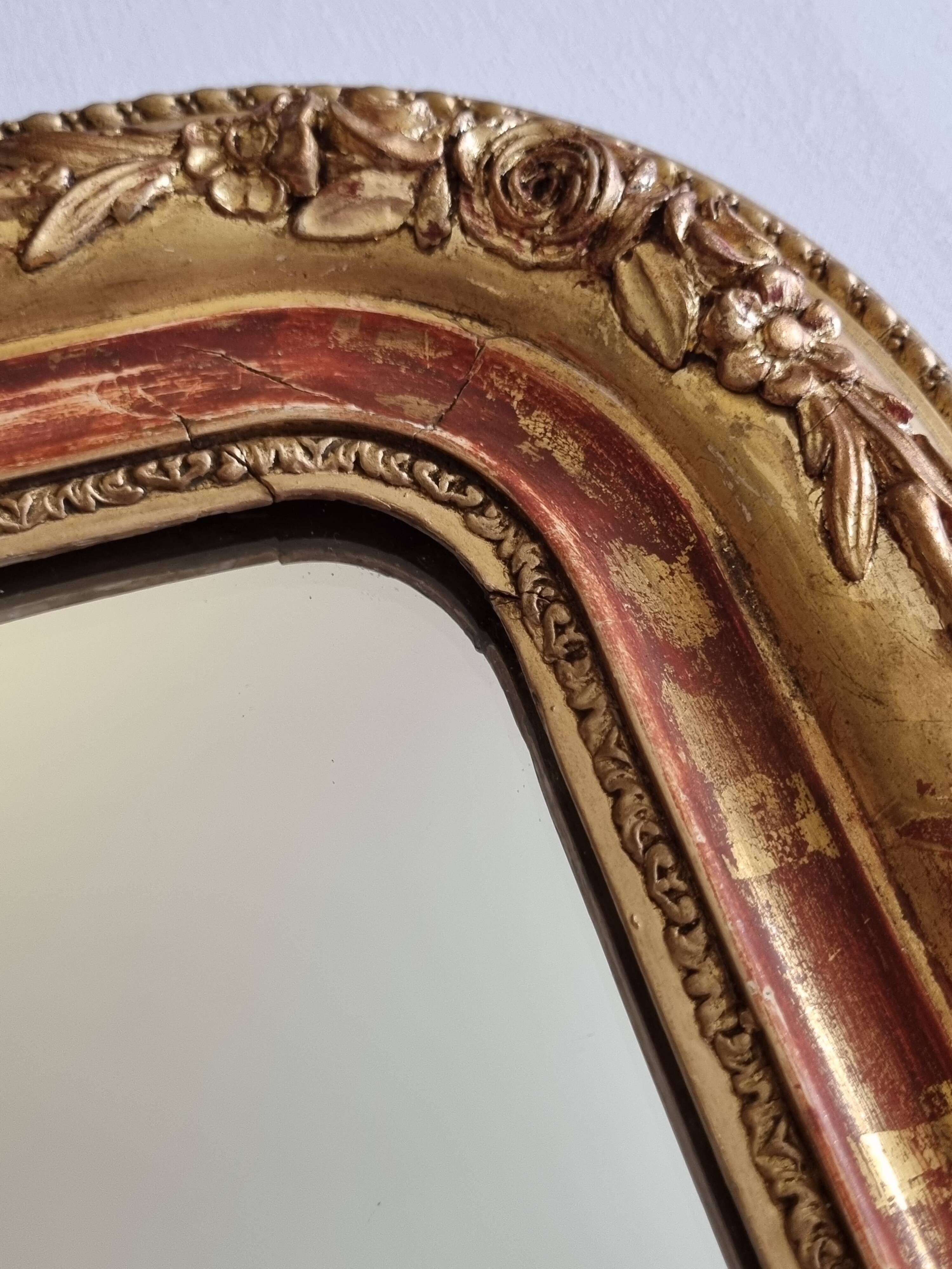 Miroir Louis-Philippe en bois et stuc doré à décor floral, XIXe, 43x38 cm