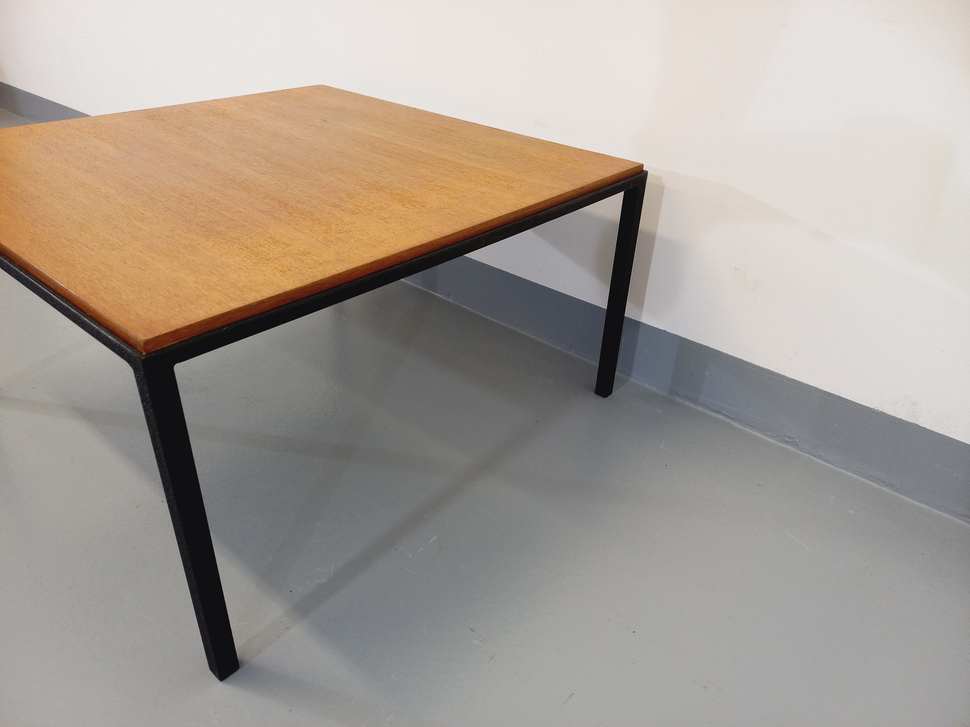 Table basse carrée moderniste vintage en teck et métal noir des années 60