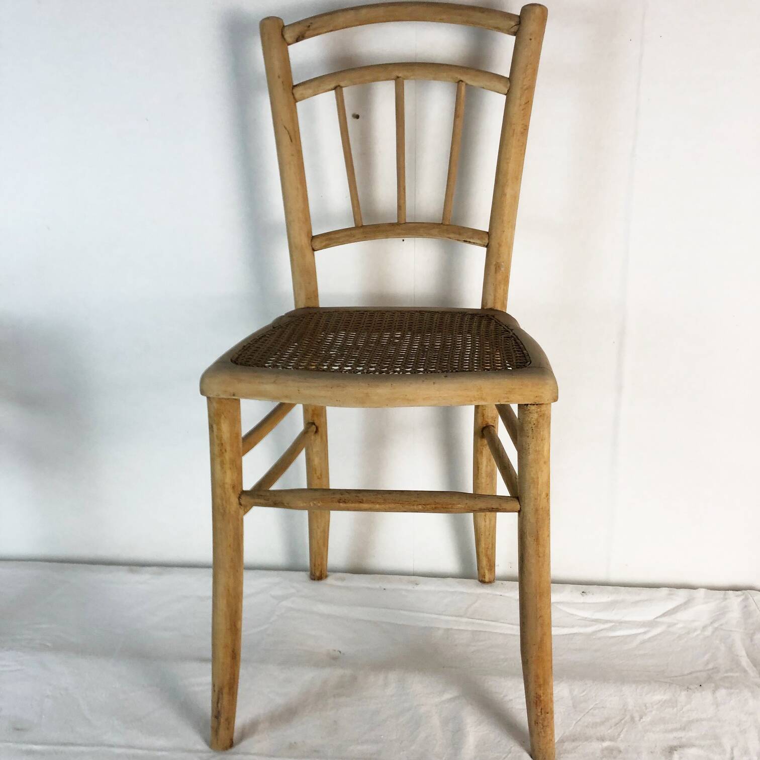 Paire de chaises cannées en bois clair
