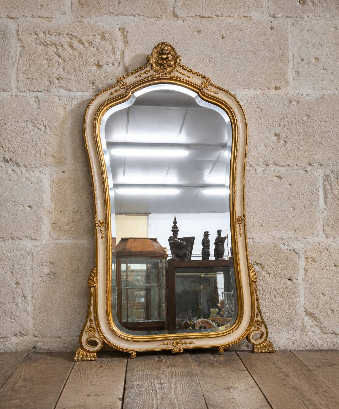 Grand miroir de cheminée – Bois laqué crème et doré – Style Louis XV