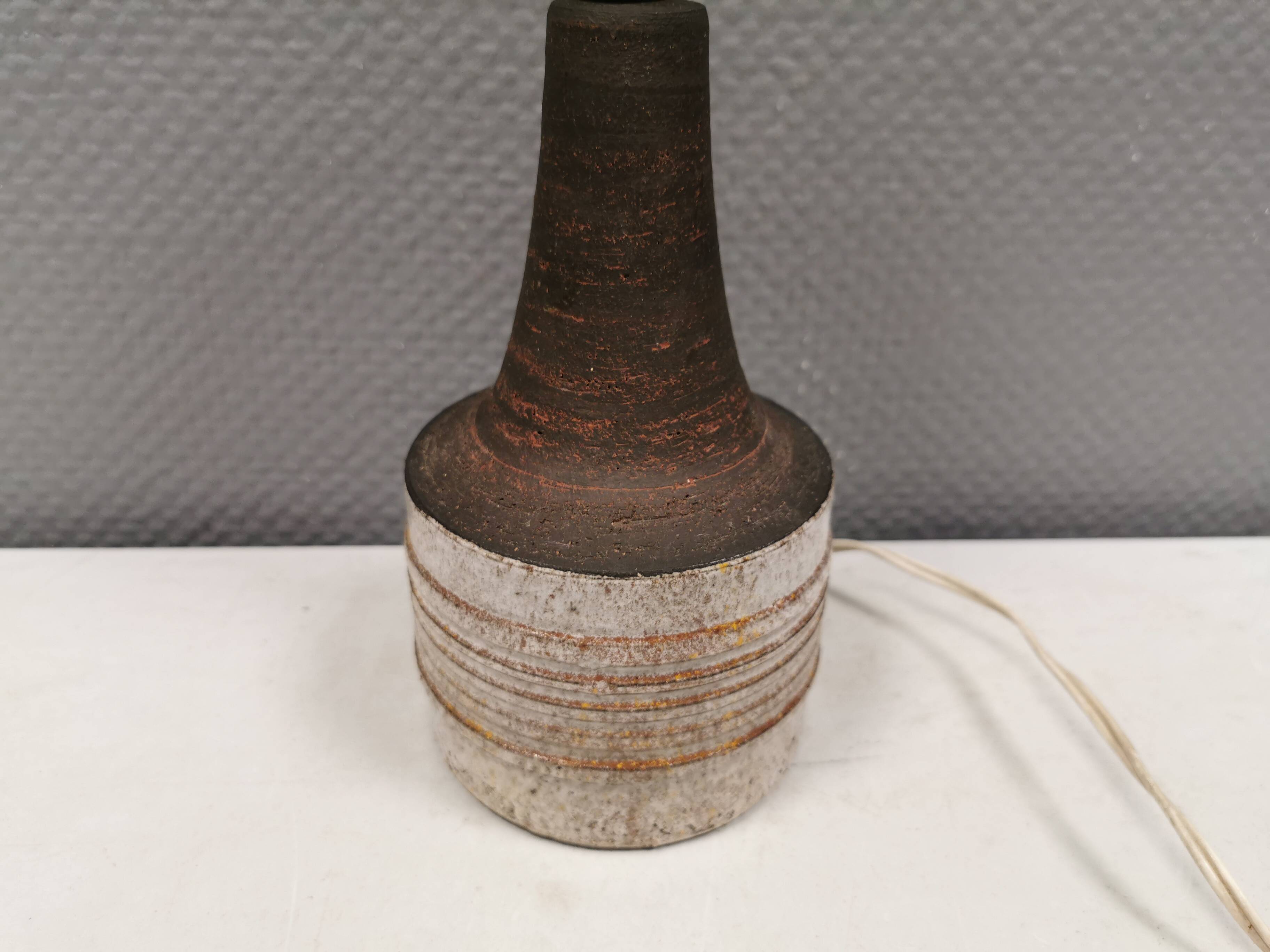 Ceramic table lamp, Danish, from the 1970s-80s. In earth tones.